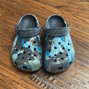 Crocs - blue camo